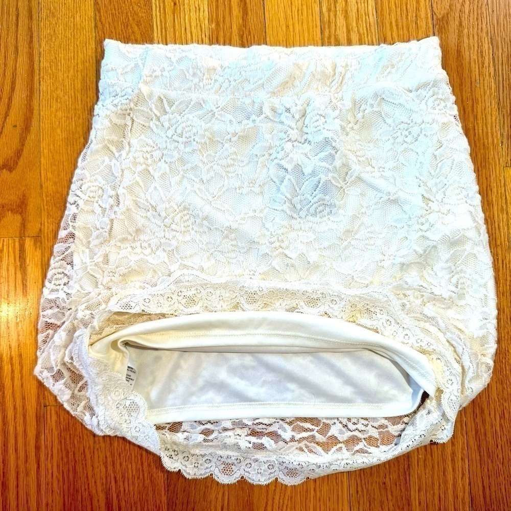 Kimchi Blue New Ivory White Lace Skirt with scalloped hem​